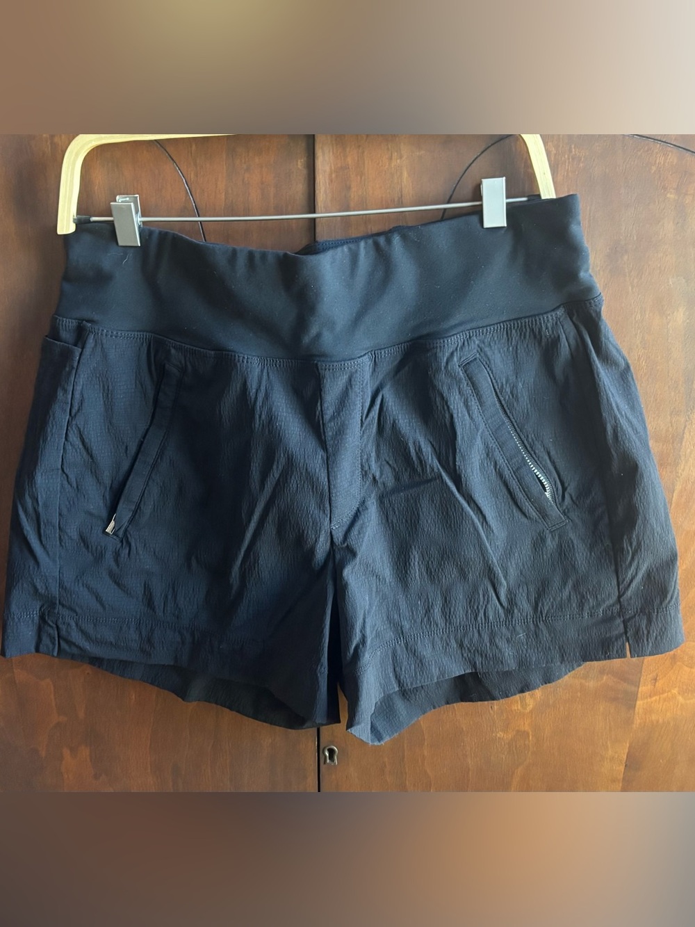 Athleta Trekkie North Shorts with Zipper Pockets size 6